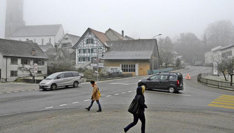 Die Einmündung der Flaacher- in die Landstrasse ist ein neuralgischer Punkt.Bild Vincent Fluck
