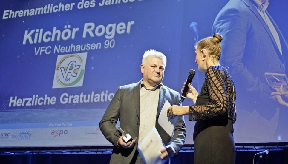 Höhepunkt des Abends: Ex-VFC-Neuhausen-Präsident Roger Kilchör wird geehrt, Moderatorin Daniela Milanese interviewt den «Ehrenamtlichen des Jahres». Bilder: Manuel Iseli