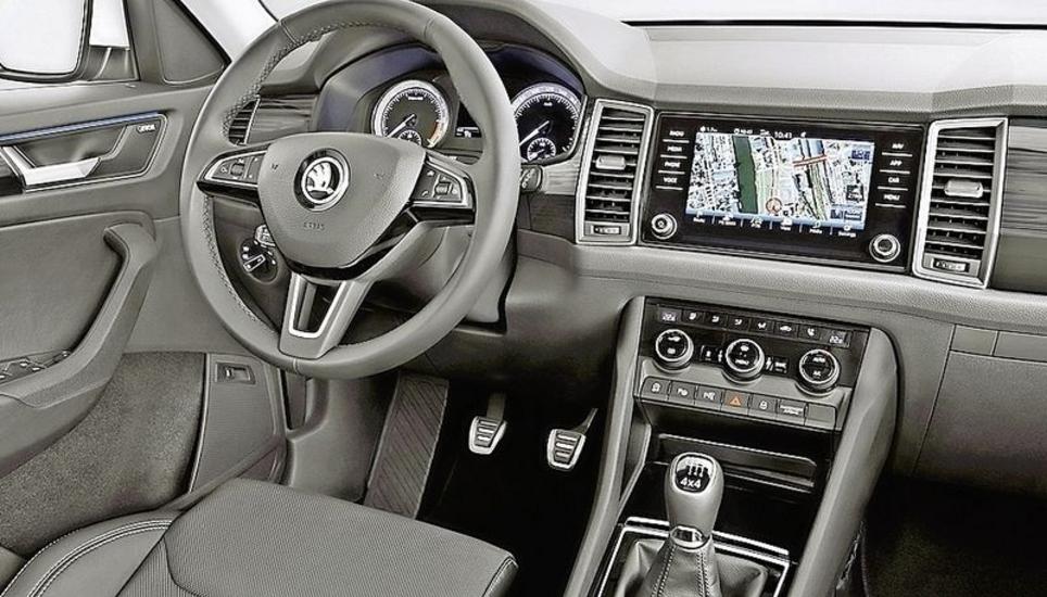 Übersichtliches, aufgeräumtes Cockpit mit zentralem Infotainment. Die beiden Zusatzsitze taugen auf kürzerer Strecke auch für Erwachsene.