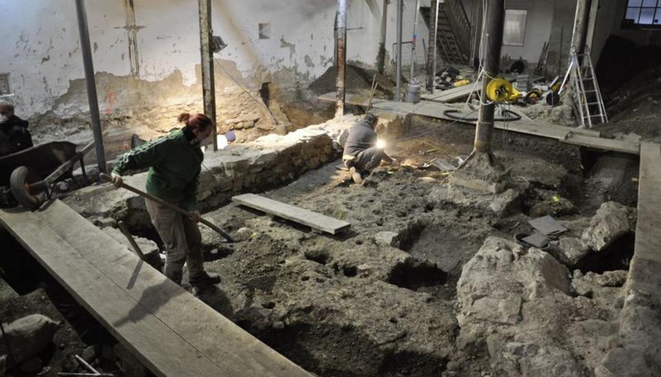 Die Mitarbeiter der Kantonsarchäologie legen alte Mauern in der Konstanzer Amtsschütte frei. Bald werden diese wohl verschwinden, da das Gebäude umgebaut und dabei auch unterkellert wird. Bilder: zvg