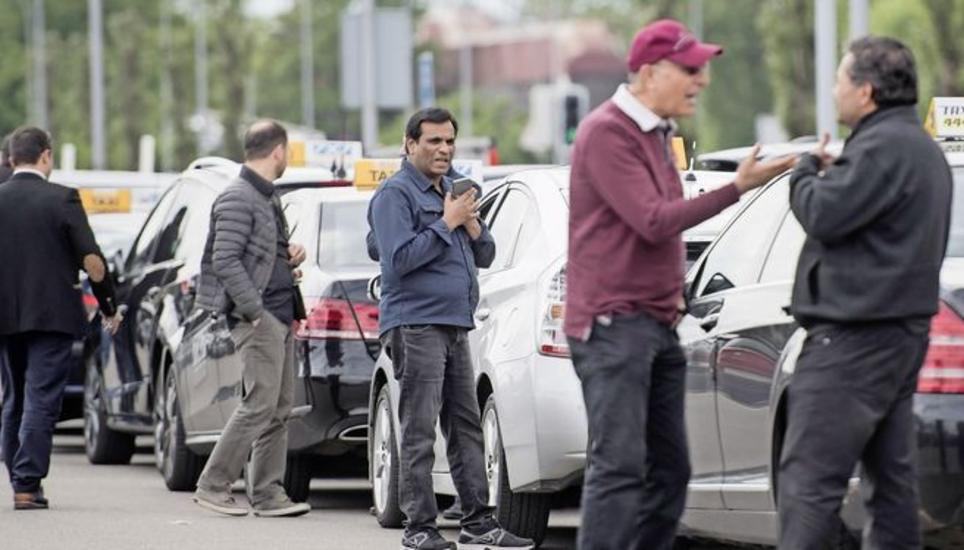 Ein neues Geschäftsmodell wirbelt seit 2013 auch die Schweizer Taxibranche durcheinander: Uber vermittelt per App Fahrgäste an Mietwagen mit Fahrer oder an private Fahrer mit eigenem Auto. Bild Key