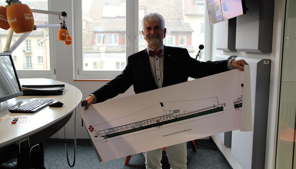 Eduard Joos Präsident der Pro Dampfer AG mit einem Plan des Dampfers