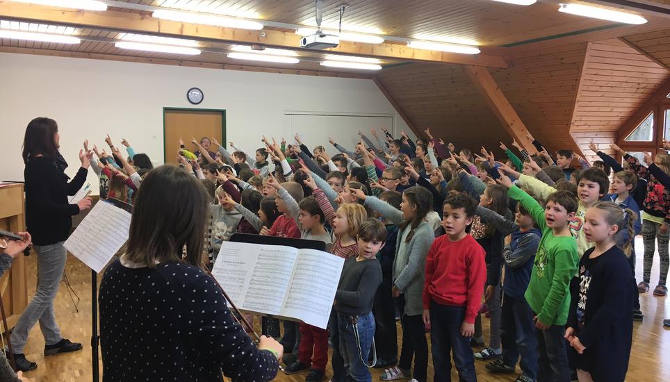 Schülerinnen und Schüler bei der Probe für das Weihnachtskonzert. Bild: Radio Munot