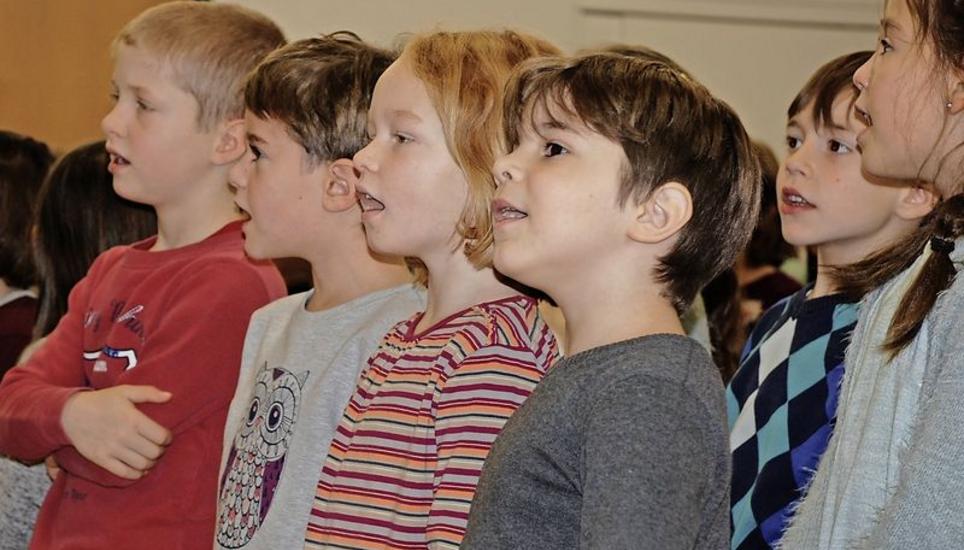 Bei den Proben tönt es bereits kräftig aus den Mündern der Löhninger Primarschüler. Schon bald folgt der grosse Auftritt im St. Johann. Bild Stefanie Bernath