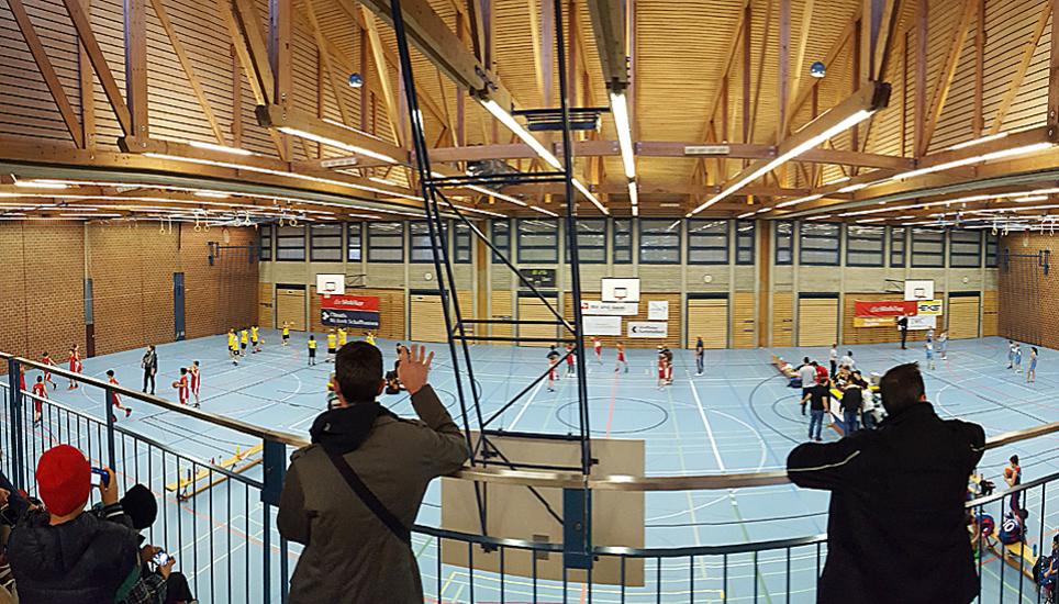 Selbstverständlich wird das ganze Treiben von Eltern und Bekannten mit Argusaugen beobachtet. Bild: PH