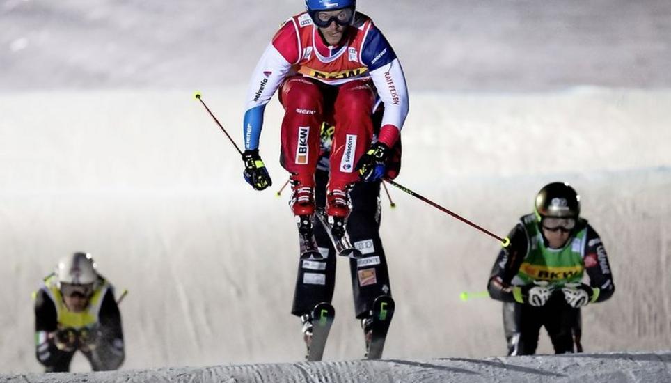 Der Schweizer Romain Détraz (vorne) springt im Finallauf des Ski Cross World Cup in Arosa dem Sieg entgegen. Bild Key