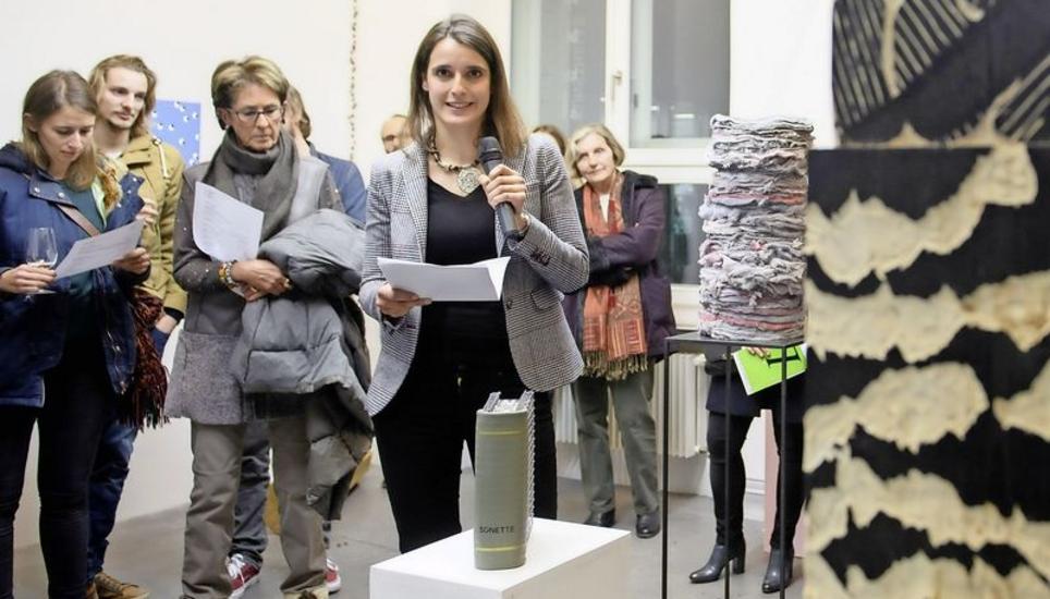 Jennifer Burkard erläutert den kunsthistorischen Reichtum der Beziehung zwischen Sockel und Kunstwerk. Bild: Michael Kessler