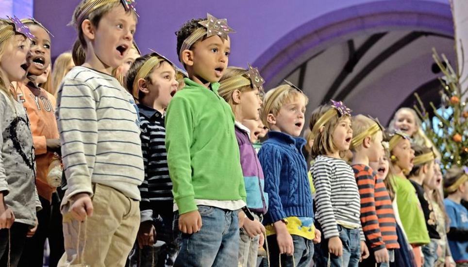 Die Jungen und Mädchen vom Neuhauser Kindergarten Charlottenfels sorgten auf der Bühne in der Kirche St. Johann für einen magischen Moment.Bild Selwyn Hoffmann