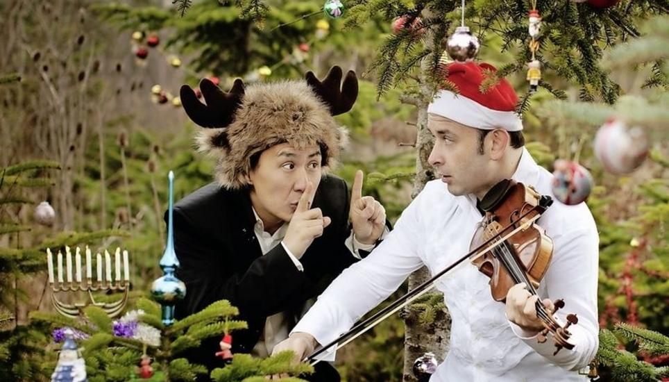 Rentier Richard Hyung-ki Joo trifft Weihnachtsmann Aleksey Igudesman. Bild: Julia Wesley