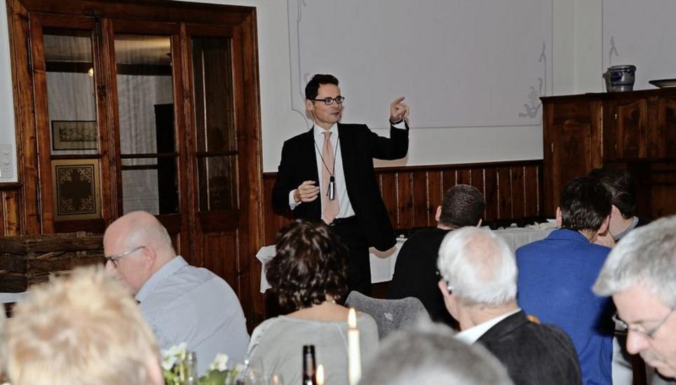 Schonungslos teilt er an der SVP-Waldweihnacht an die Adresse politischer Gegner aus: Nationalrat und «Weltwoche»-Verleger Roger Köppel zu Gast bei der SVP Schaffhausen. Diese sieht er in Sachen Wähleranteil als Vorbild. Bild: Begüm Ürek