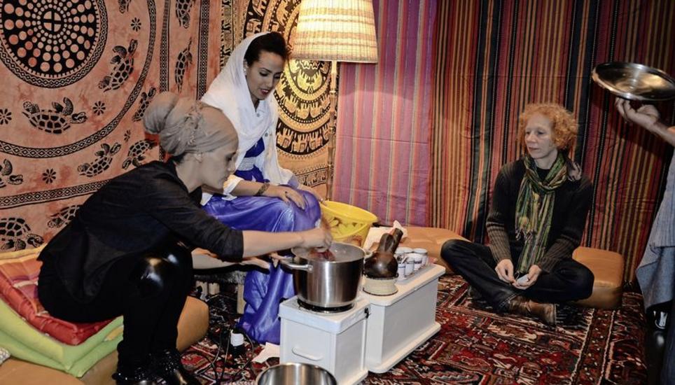 Behände wird der frisch gebrühte Kaffee bei der eritreischen Kaffeezeremonie umgerührt. Das Rösten der Bohnen fand bei den Besuchern denselben Anklang wie das intensive und süsse Getränk, das gekocht wurde. Bilder: Begüm Ürek