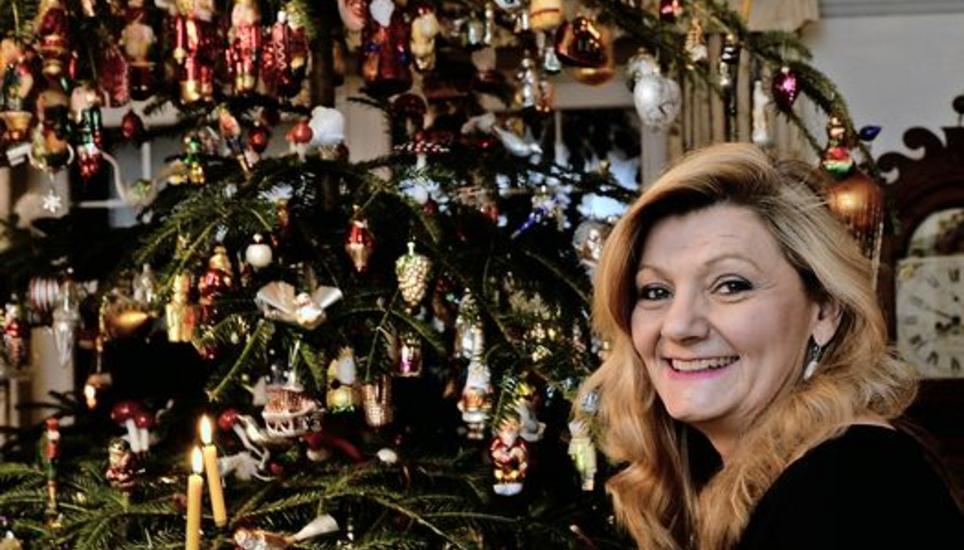 Es ist vollbracht: Nach fast achtzehn Stunden Christbaumschmücken brennen endlich die Kerzen. Bilder: Selwyn Hoffmann