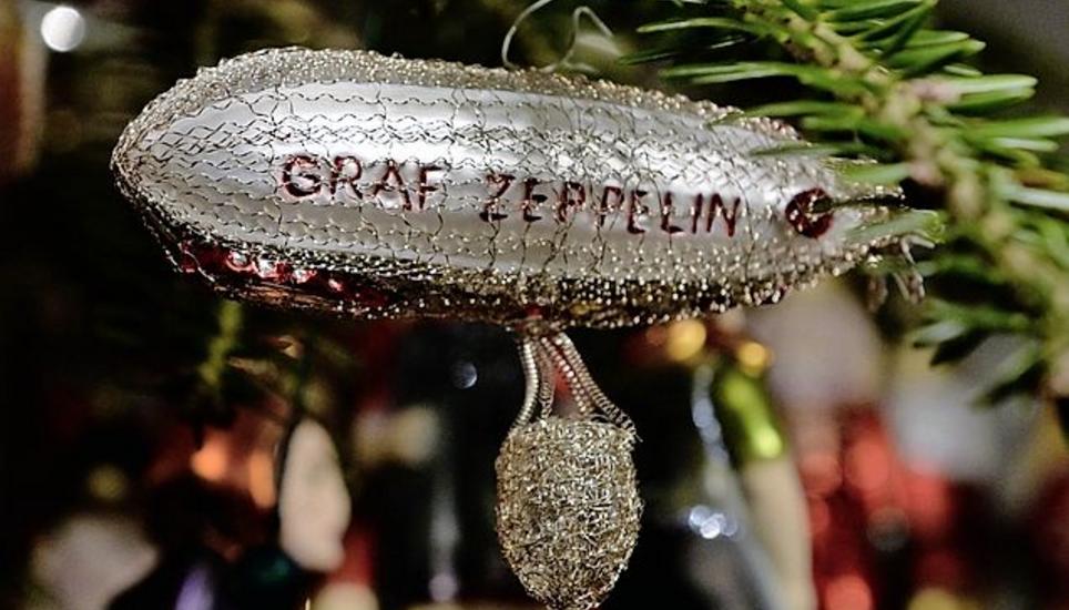 Ganz besonderer Schmuck: In den Zweigen sitzen überall kleine Vögel, die leicht bekleidete Dame hat einmal eine Freundin mitgebracht, Zwerg und Hexe hängen am Märchenast, Mozart und den Zeppelin gibt es in mehreren Varianten.