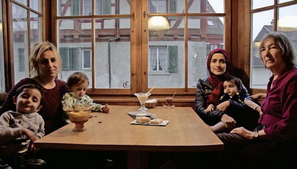 Freuen sich über die Begegnungen und Gespräche: Amina aus Syrien mit Mahmud (l.) und Judy sowie Najiba aus Afghanistan mit Sara. Barbara Büchi (r.) aus Stein am Rhein war schon hin und wieder an einem Begegnungscafé dabei. Bild Edith Fritschi