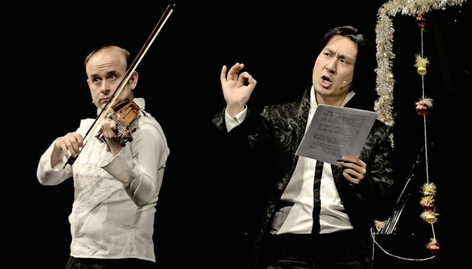 Mit ihrem Weihnachtsprogramm «A Little Silent Night Music» waren die Klassik-Clowns Aleksey Igudesman und Hyung-ki Joo im Schaffhauser Stadttheater zu Gast. Bild: Selwyn Hoffmann