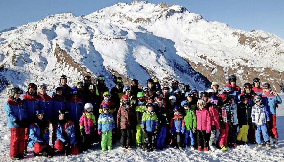 Die Jestetten-Crew: Blauer Himmel, hohe Berge und reichlich Schnee – so macht Skifahren einfach Spass. Bild Tobias Erlemann