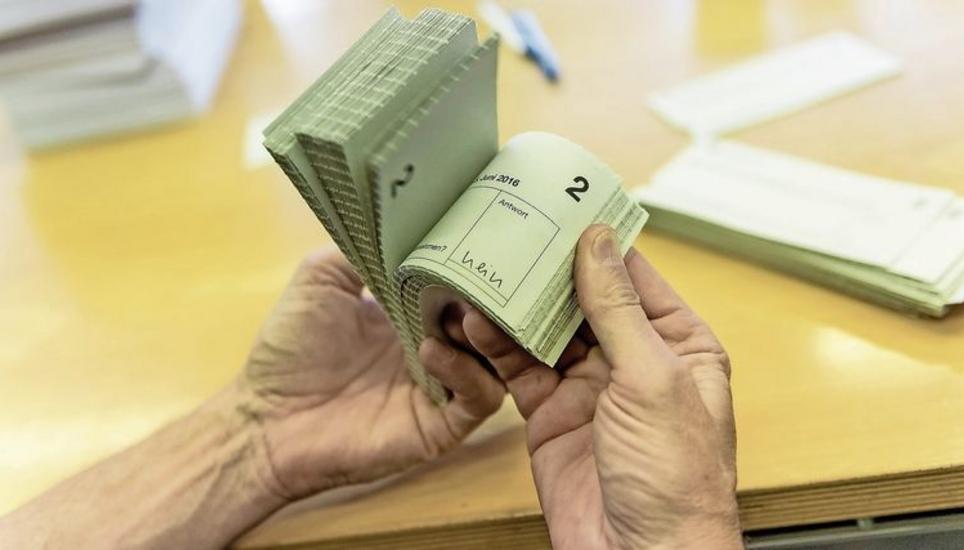 Am 12. Februar wird über drei nationale Vorlagen abgestimmt. Im Bild werden Stimmzettel ausgezählt. Bild: Roger Grütter