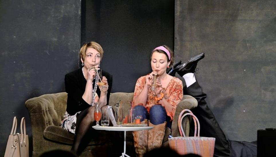 Im Theater am Ring auf dem Ebnat zeigten am Samstag die «Bloody Marys» (im Bild Irene Moser, links, und Michaela Lenhard), was es mit dem Fremdgehen, dem Erben und mit Frauen, die vor nichts zurückschrecken, auf sich hat. Bild: Selwyn Hoffmann