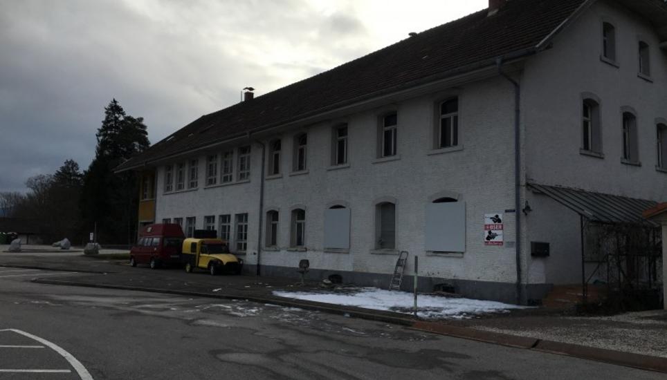 In diesem Wohn- und Geschäftshaus in Stühlingen wurde die Leiche des 88-jährigen Waffenhändlers gefunden. Bild: Radio Munot