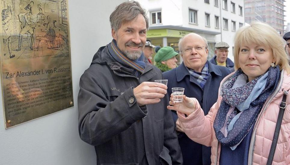 Stiessen bei der Gedenktafel auf den Zarenbesuch an: Martin Harzenmoser vom Rebbauverein (links), Gemeindepräsident Stephan Rawyler und die russischstämmige Neuhauser Neuzuzügerin Natalia Viktorovna Arce. Bild: Saskia Baumgartner