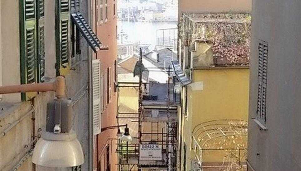 Schmale, enge Gassen gehören ebenso zu Genua wie die monumentalen Plätze.