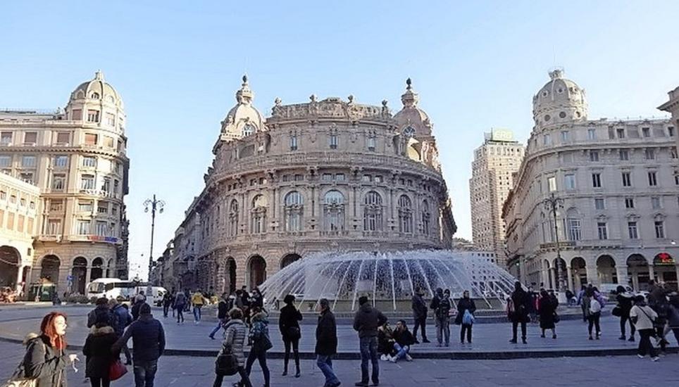Einer der Hauptplätze der Hafenstadt Genua ist die Piazza Ferrari mit dem monumentalen Bronzebrunnen. Bilder: Rosmarie Richli