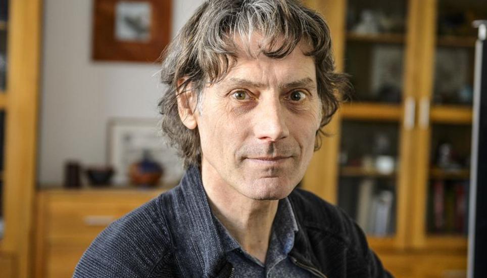 «Der Mensch ist ein politisches Wesen»: Stefan Marti, hier in seinem Wohnzimmer in Buchthalen, präsidiert im Jahr 2017 den Grossen Stadtrat von Schaffhausen. Bild: Selwyn Hoffmann
