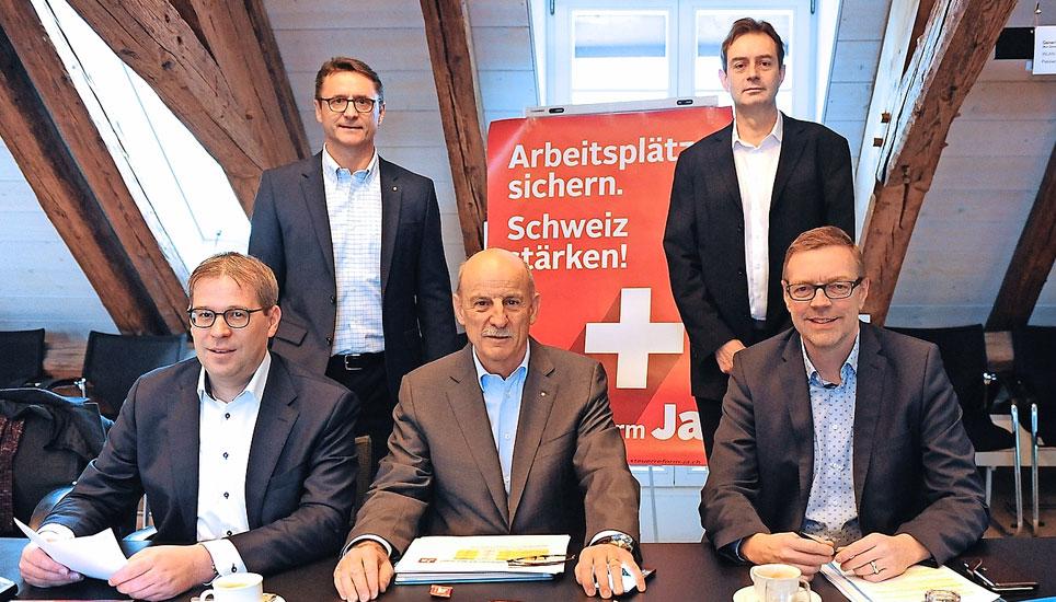 Daniel Preisig, Giorgio Behr und Thomas Moser (vorne v. l.) sowie Bernhard Klauser und Michael Flum (hinten v. l.) setzen sich für die USR III ein. Bild: Eric Bührer