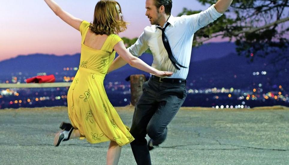 «La La Land» begeistert mit seinem lustvollen Spiel zwischen Traumwelt und Realität: Filmszene mit dem Liebespaar Mia und Sebastian (Emma Stone und Ryan Gosling). Bild: Key