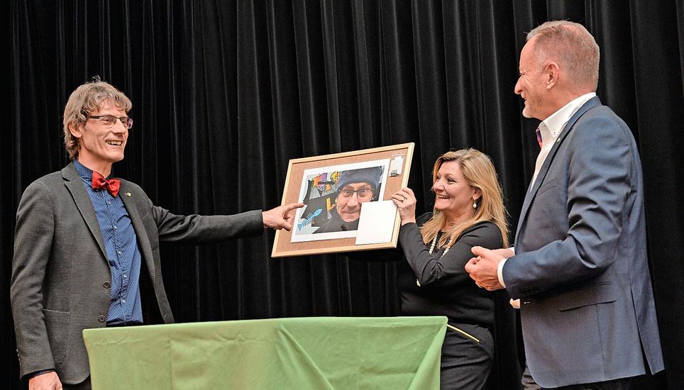 Der neue Ratspräsident Stefan Marti (links) erhielt von Cornelia Stamm Hurter und Hermann Schlatter von der SVP einen reich dekorierten Bilderrahmen. Bild: Selwyn Hoffmann