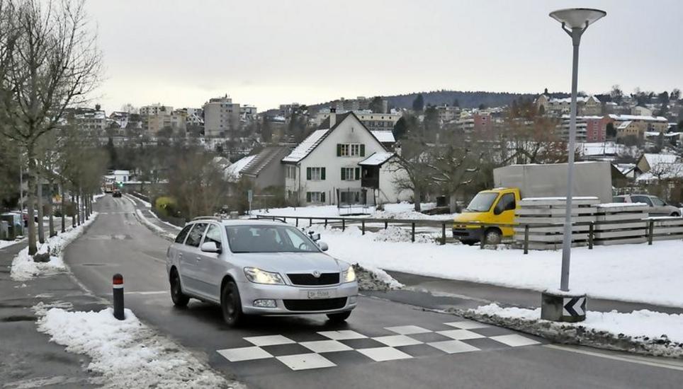 Die Vertikalversätze in der Ortsdurchfahrt sind manch einem Flurlinger noch immer ein Dorn im Auge. Folgt nun bald eine Initiative? Bild: Mark Gasser