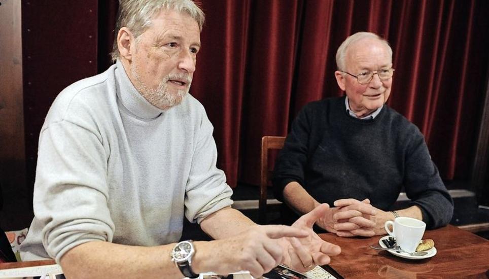 Werner Siegrist (links) und Martin Huber blicken auf 25 Jahre Vorstadt-Variété im «Schützenstübli» zurück. Hier gab es am 12. Januar 1957 zum ersten Mal eine Vorstellung. Seither wird Schaffhauser Kleinkunstgeschichte geschrieben. Bild: Eric Bührer