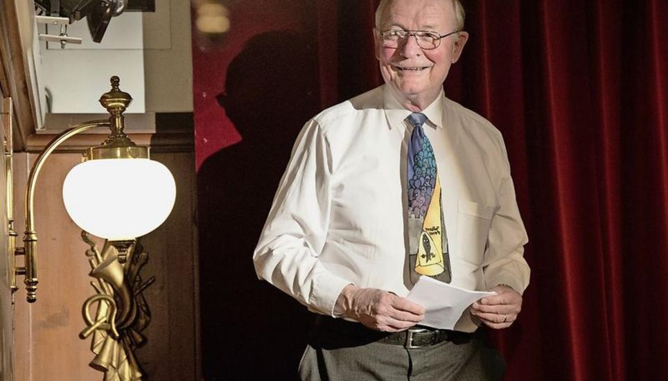Martin Huber auf «seinen» Vorstadt-Bühnenbrettern im «Schützenstübli»: ein Leben, das Schaffhausen prägte. Bild: Luisa Kehl