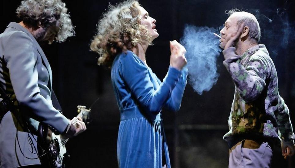 Alain Croubalian steuert Livemusik bei, Lena Schwarz spielt Jelena und Siggi Schwientek ist in der Rolle der Hauptfigur, Onkel Wanja, zu sehen.Bild zvg/Matthias Horn