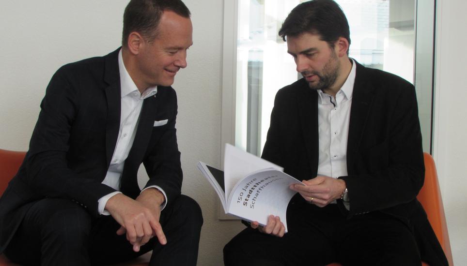 Historiker und Publizist Matthias Wipf (l.) und Stadttheater-Gesamtleiter Jens Lampater sind zwei von fünf Autoren des Buches. Bild: Radio Munot