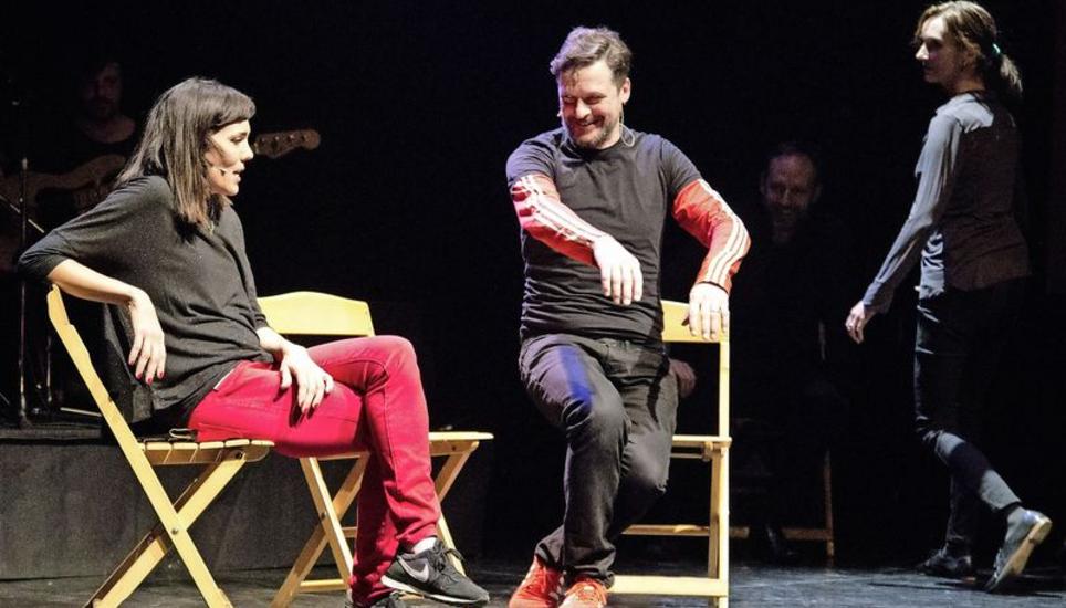 Das rote Team spielt eine spontane Theaterszene und versucht das Publikum für sich zu gewinnen. Im Hintergrund beobachtet das gegenerische blaue Team das Geschehen und ist jederzeit bereit einzugreifen – willkommen beim Theatersport. Bild Luisa Kehl