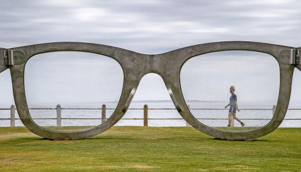 Ray Ban – Sponsor der Skulptur «Perceiving Freedom» zu Ehren von Nelson Mandela – gehört zur italienischen Luxottica-Gruppe. Diese schliesst sich mit dem französischen Brillenglasproduzenten Essilor zusammen. Bild: Key