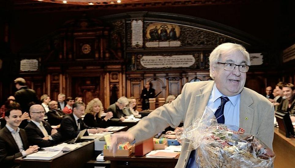 Ein alter Politfuchs wird höchster Schaffhauser: Thomas Hauser (FDP, Schaffhausen) hätte mit seinem Blumenstrauss beinahe sogleich Reissaus genommen.Bilder Selwyn Hoffmann
