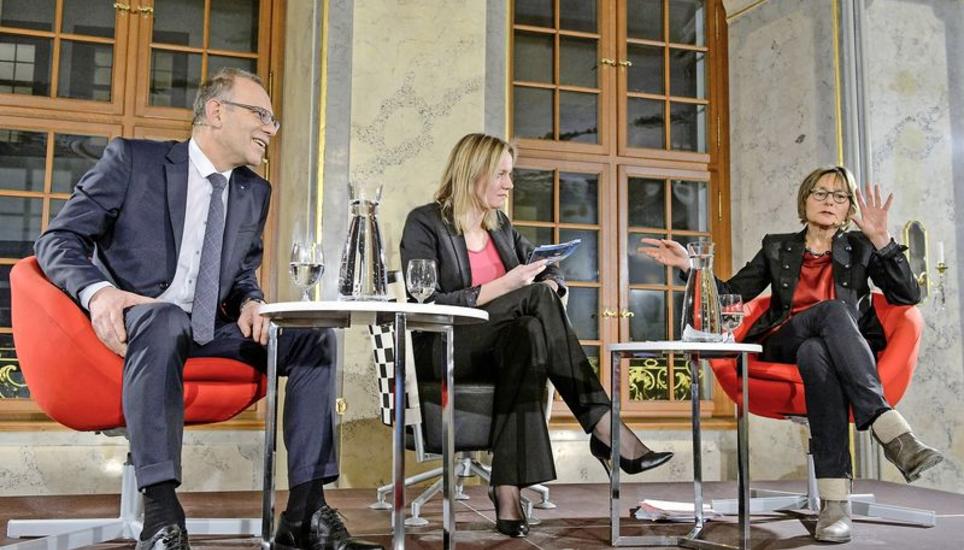 Hannes Germann und Martina Munz lieferten sich gestern Abend ein munteres Rededuell unter der Leitung von SN-Redaktorin Sidonia Küpfer. Bild: Selwyn Hoffmann