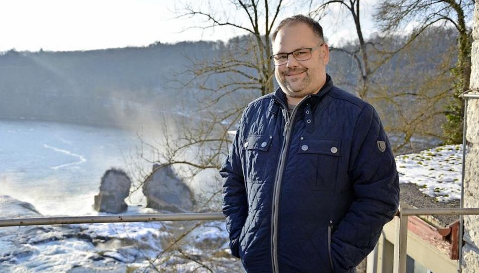 Der neue Einwohnerratspräsident Marcel Stettler arbeitet seit 1984 auf dem SIG-Areal beim Rheinfall. Hier verbrachte er fast sein ganzes Berufsleben – bis auf Montageeinsätze und eine Phase als Brocki-Leiter. Bild: Saskia Baumgartner