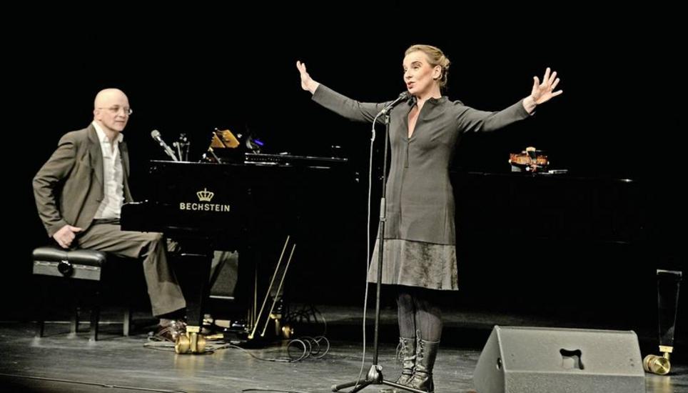 Erst postgender laufen Pianist Ben Süverkrüp und Kabarettistin Tina Teubner zur Höchstform auf. Bild: Selwyn Hoffmann