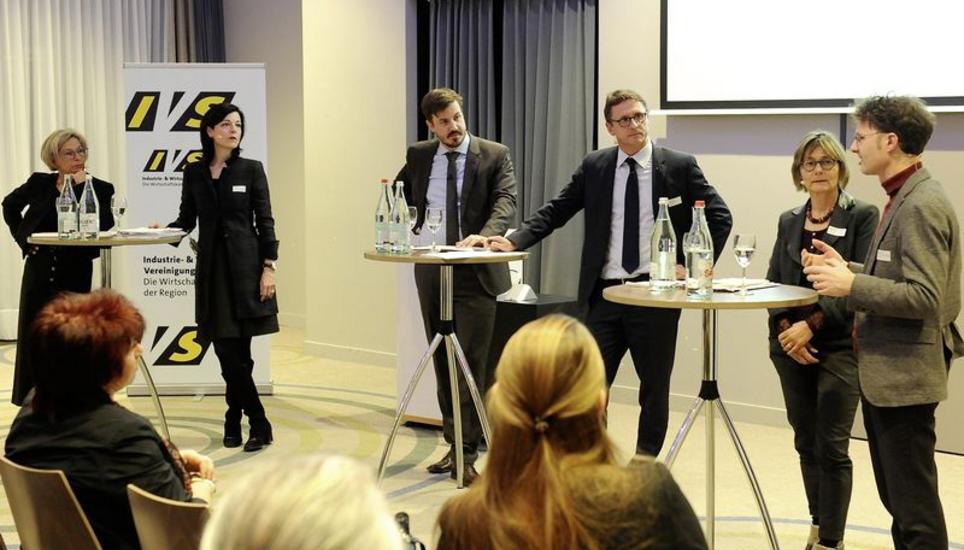 Bernhard Klauser (3. v. r.) führte durch die Debatte mit Rosmarie Widmer Gysel, Regine Sauter, Christoph Schärrer, Martina Munz und Daniel Lampart (v. l.). Bild: Eric Bührer