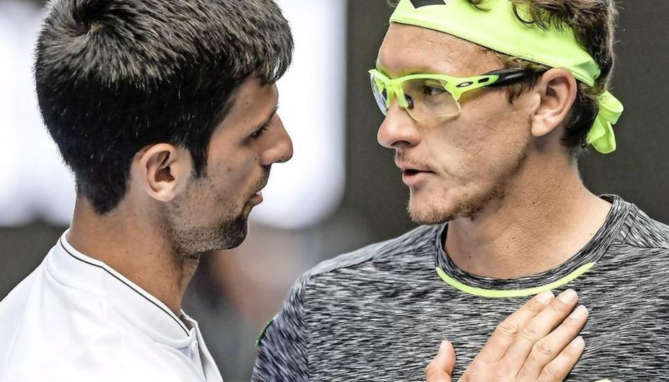 Fairer Verlierer: Novak Djokovic (l.) gratuliert Denis Istomin zum Sieg. Bild: Key