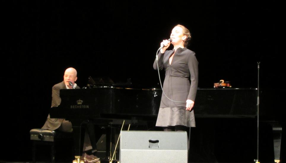 Tina Teubner mit Ben Süverkrüp am Klavier. Bild: Radio Munot