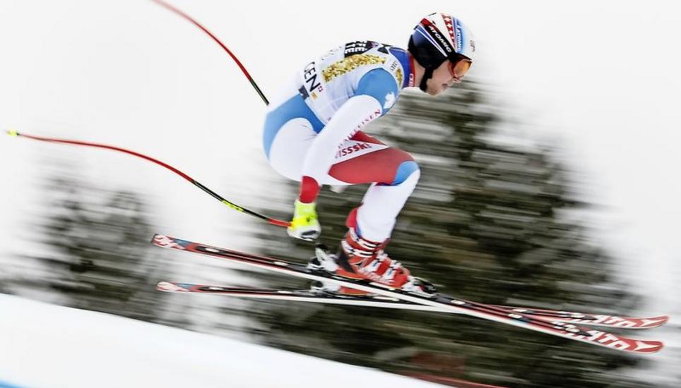 Auf dem Sprung ins Glück: Niels Hintermann gewann auch mit gewagten Sprüngen die Weltcupkombination in Wengen. Bild: Key
