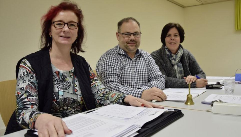 Das Neuhauser Ratsbüro 2017: Einwohnerratsvizepräsidentin Sara Jucker (SVP), Präsident Marcel Stettler (CVP) und Aktuarin Sandra Ehrat (rechts).Bild Saskia Baumgartner