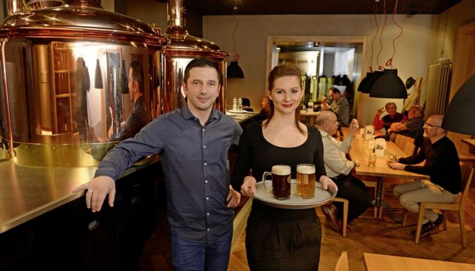 Anita und Toni Pec aus Neuhausen sind die neuen Gastgeber im Chübelimoserhaus. Bild Selwyn Hoffmann