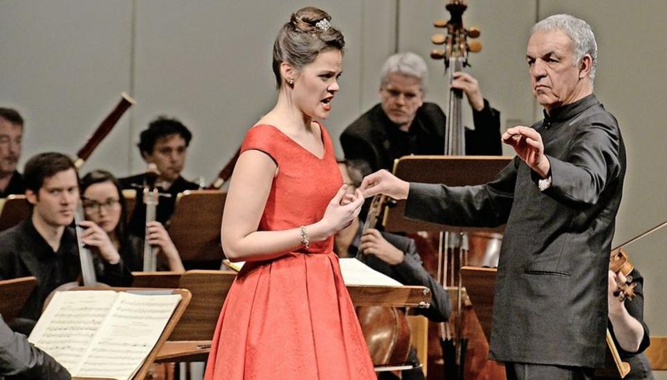 Sopranistin Regula Mühlemann mit dem Basler Kammerorchester unter der Leitung von Umberto Benedetti Michelangeli im Stadttheater Schaffhausen. Bild: Selwyn Hoffmann