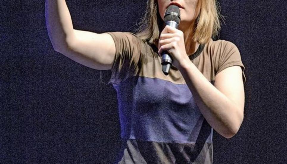 «Mach ich nicht, kann ich nicht, find ich scheisse»: Kabarettistin Hazel Brugger gibt sich nicht dem «Lächelhype» hin. Bild: Selwyn Hoffmann