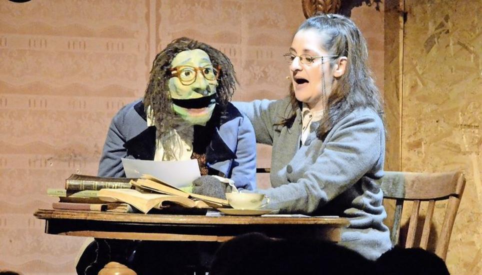 Die Handpuppe Herr Grimm und seine geduldige Betreuerin Frau Jöhri (Katja Baumann) führten humorvoll durch das kunterbunte Programm. Bilder: Beat Rajchman